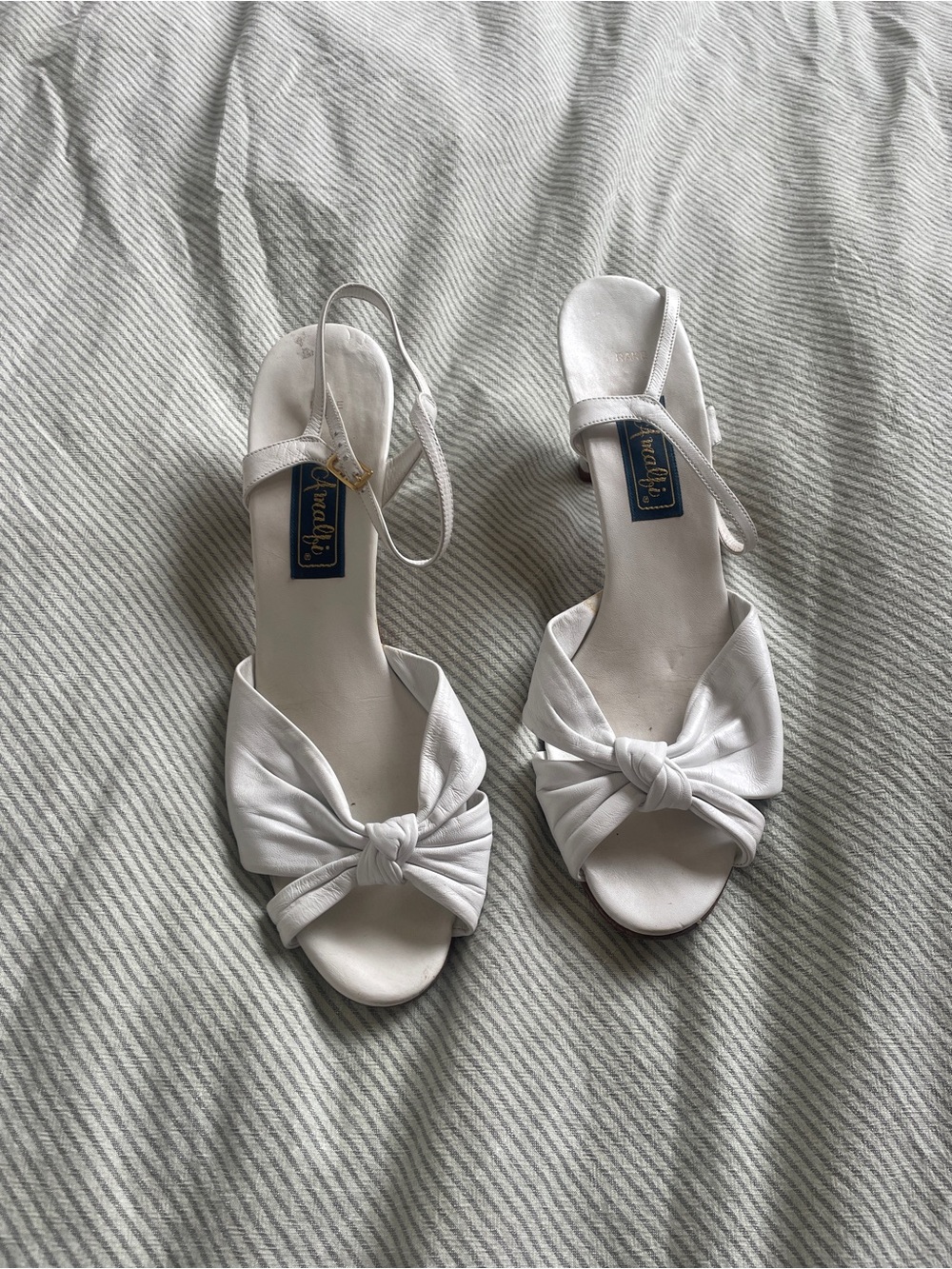 Vintage-style White Knot Front Heels by Amalfi